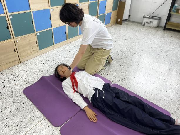 校园安全在行动：南京市金陵小学广志路校区开展AED应急救护演练_html_7a810023.jpg