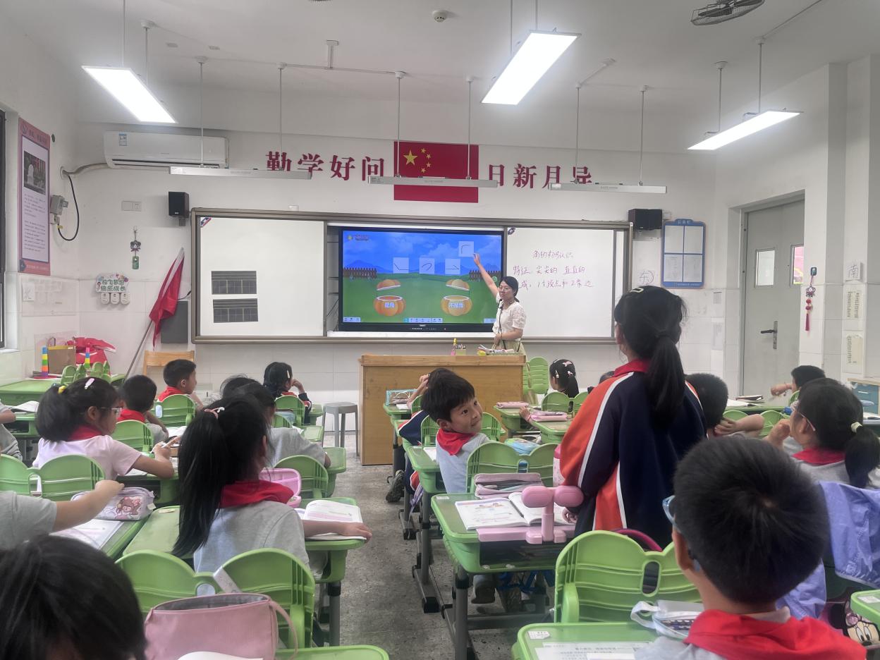 【湖畔·童化课堂】寓教于乐探数学，动手实践识“角”趣——数学校本研修之课例研讨（264）_html_7da35b15.jpg