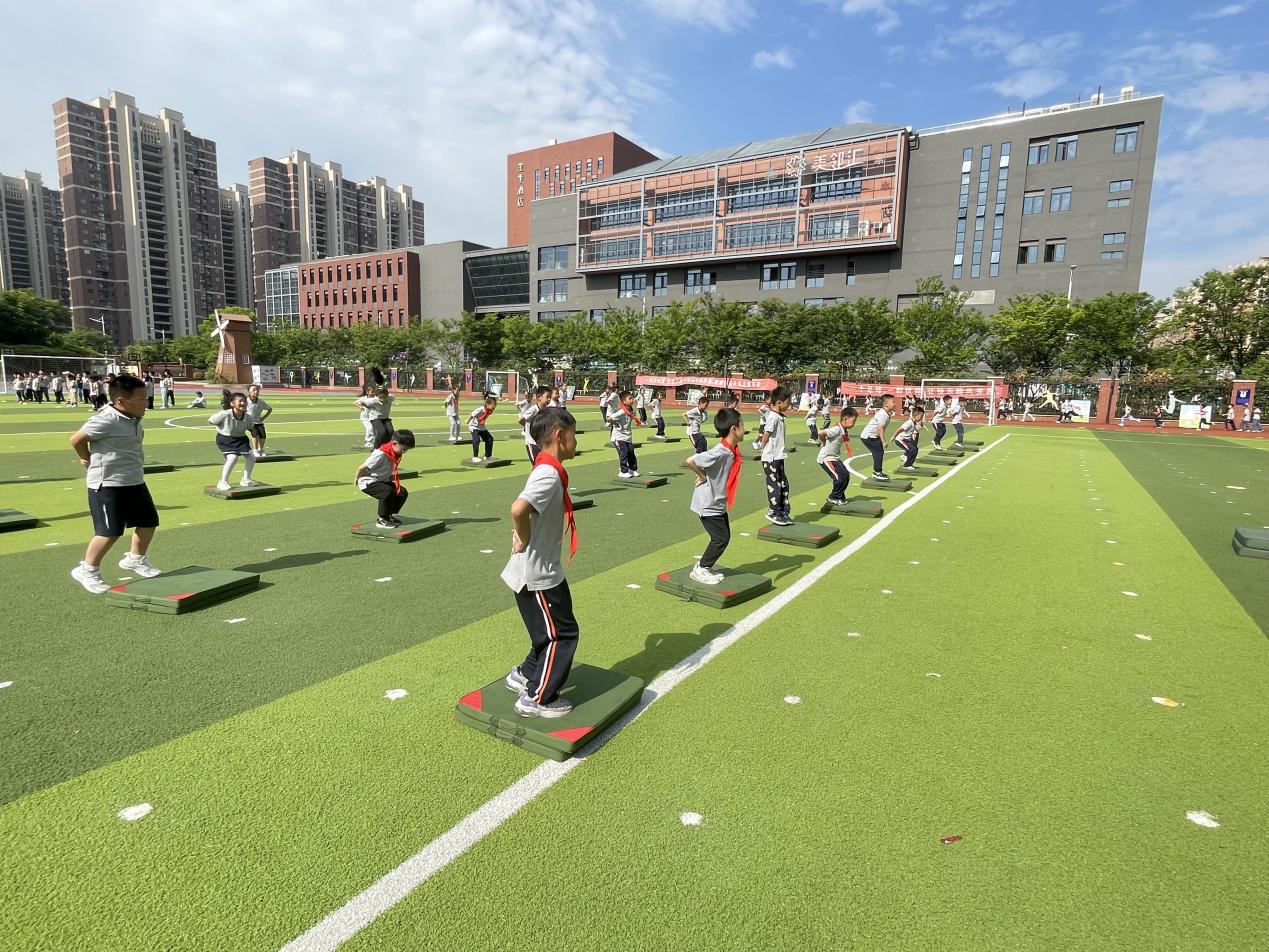 【湖畔·童化课堂】展体育课堂风采，以研促教共成长——体育校本研修之课例研讨（15）_html_m5a683ece.jpg