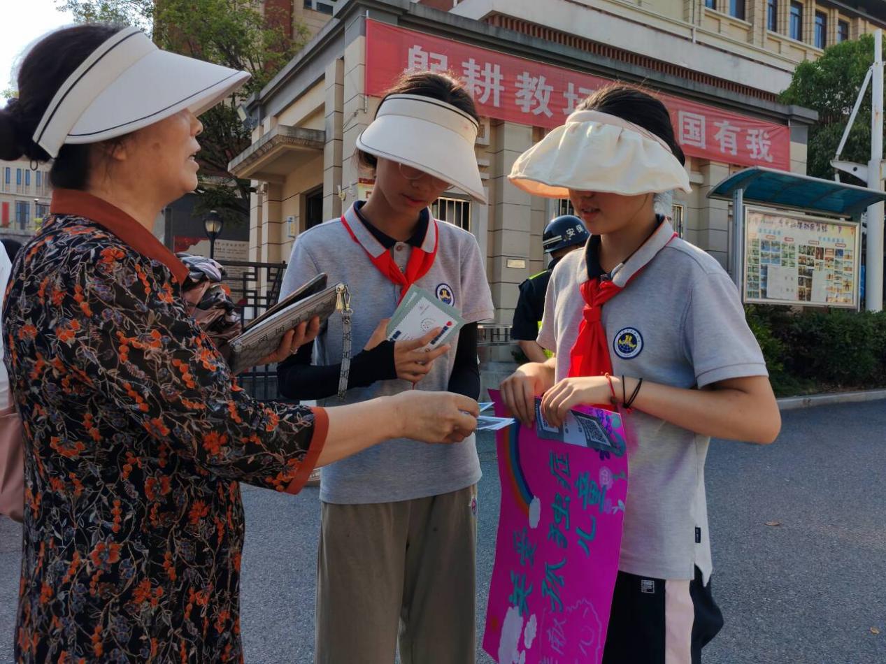 【湖畔·学生活动】给爱一个拥抱 ——明信片义卖活动_html_53b97757.jpg