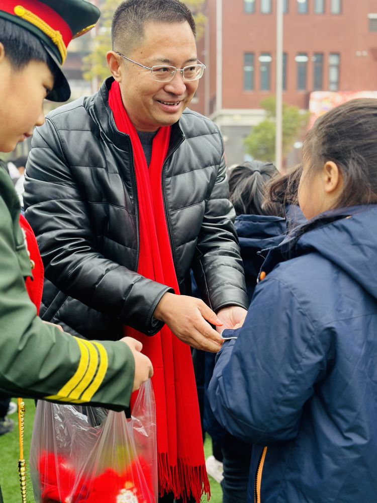 【湖畔·三博论坛】这样·爱你·刚刚好——记金陵小学（仙林湖校区)一年级春季学期开学典礼_html_m22f68af1.jpg