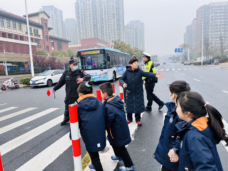 【湖畔·三博论坛】这样·爱你·刚刚好——记金陵小学（仙林湖校区)一年级春季学期开学典礼_html_56e69ea4.jpg