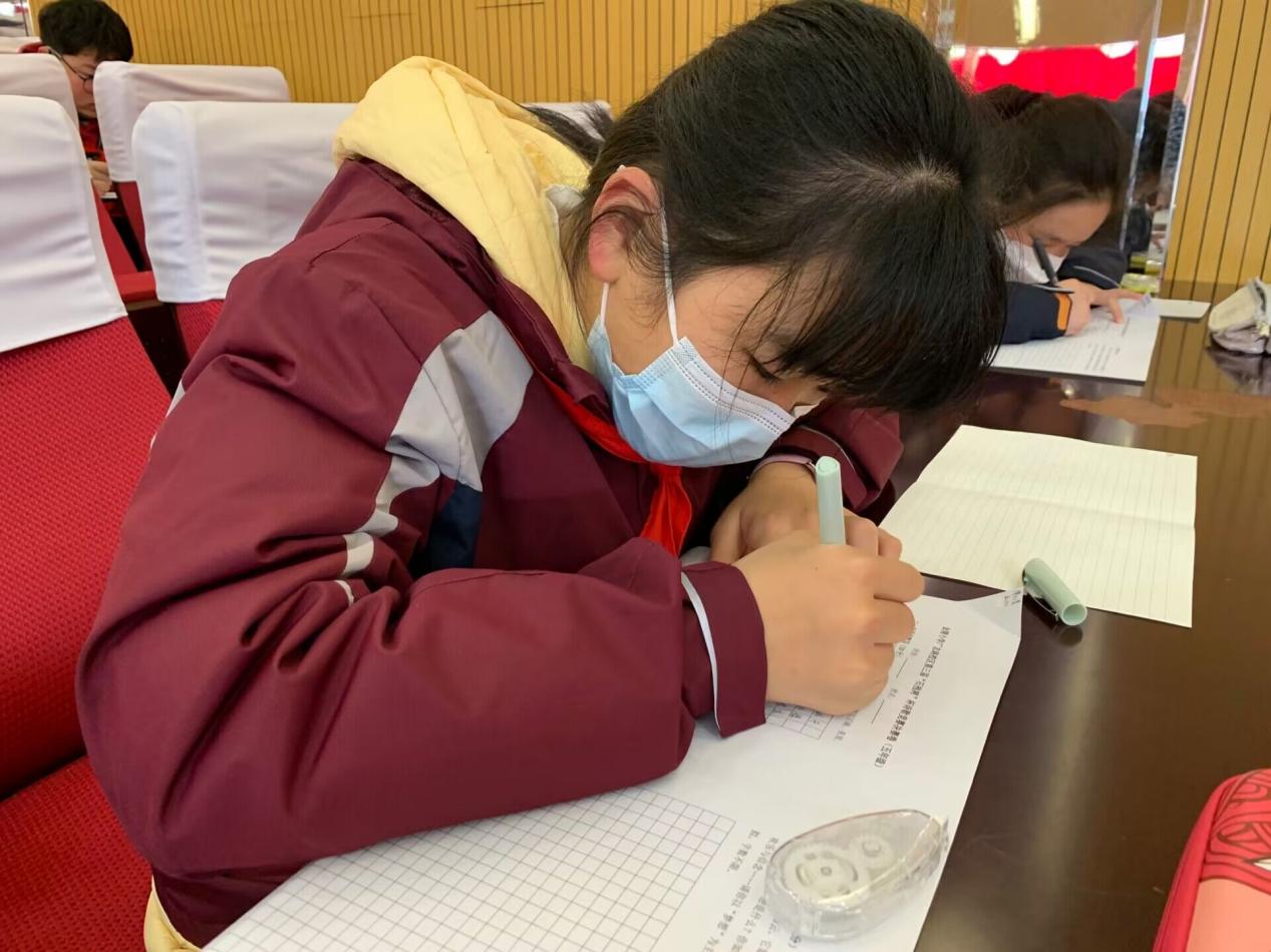 【博学广志】诗歌点亮童心  诗意润泽童年——记金陵小学广志路校区第三届“石抱树”杯诗歌竞赛决赛（高年级组）_html_5a90f8df.jpg