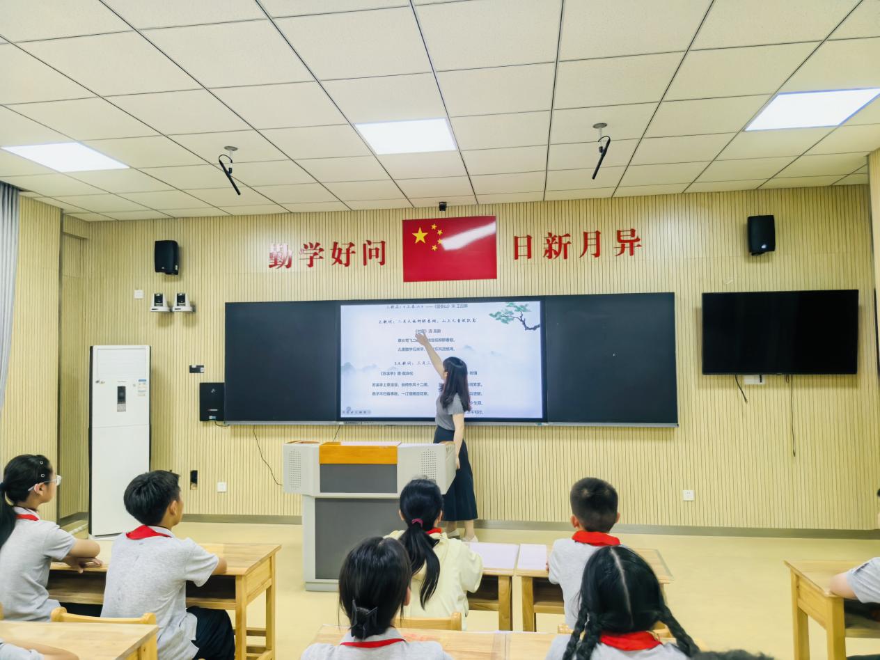 【湖畔·童化课堂】诗韵流转，乐音悠扬——金陵小学（仙林湖校区）音乐校本研修之课例研讨_html_m77bb5c9b.jpg