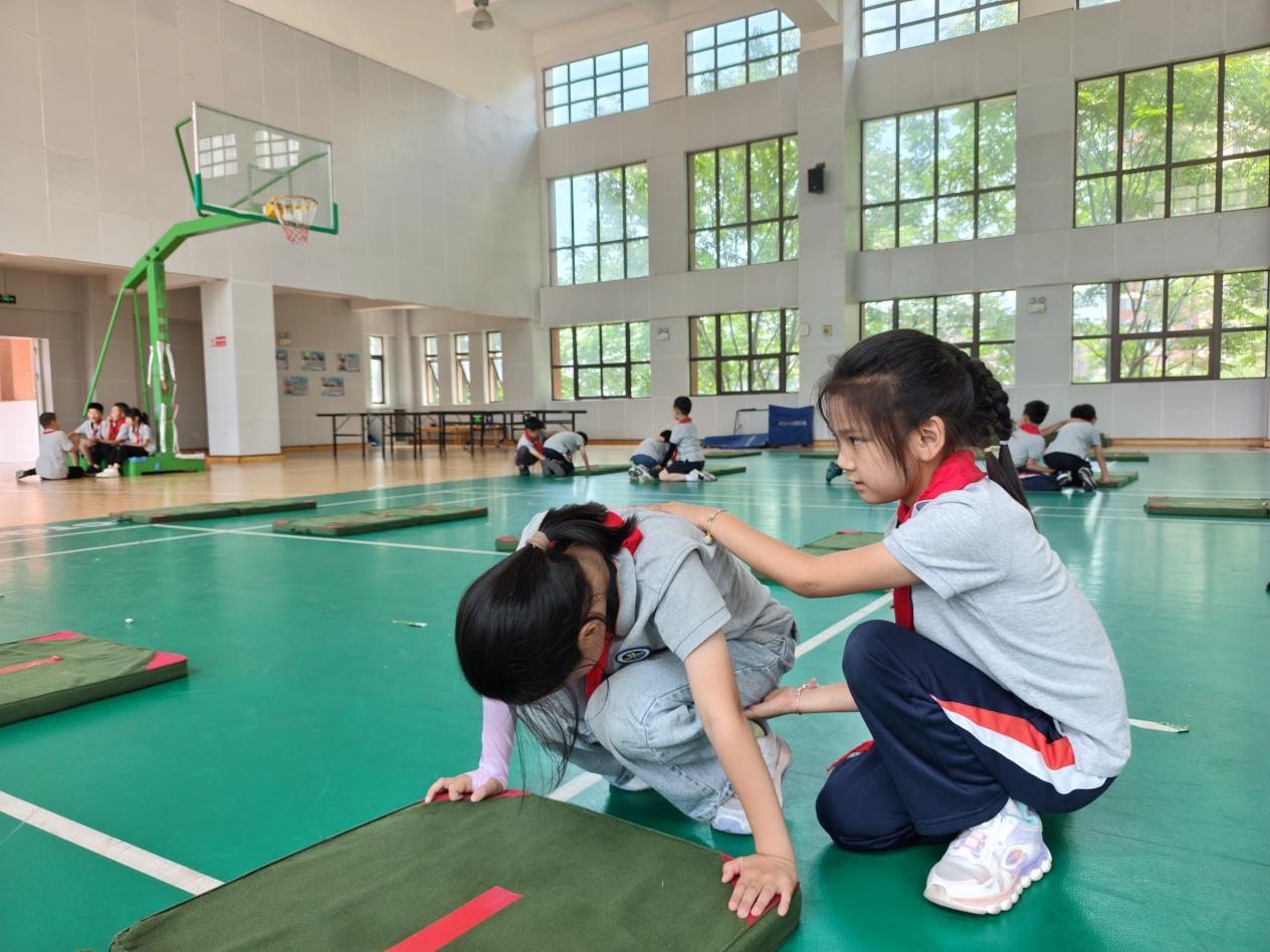 【湖畔·童化课堂】展体育课堂风采，以研促教共成长——体育校本研修之课例研讨（19）_html_4a1c4e9e.jpg