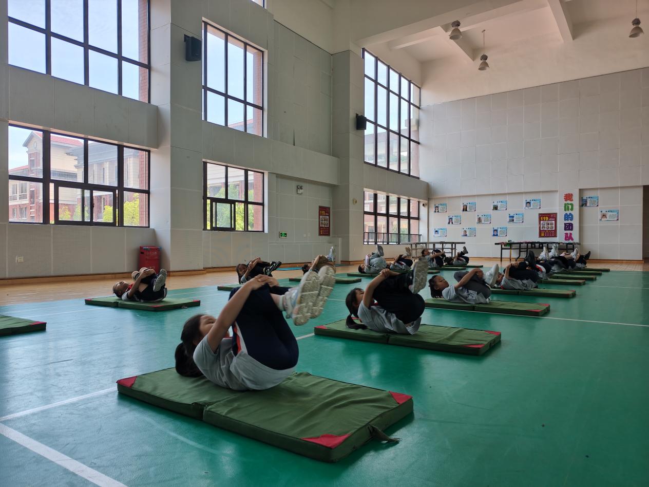【湖畔·童化课堂】展体育课堂风采，以研促教共成长——体育校本研修之课例研讨（19）_html_mfe560c7.jpg