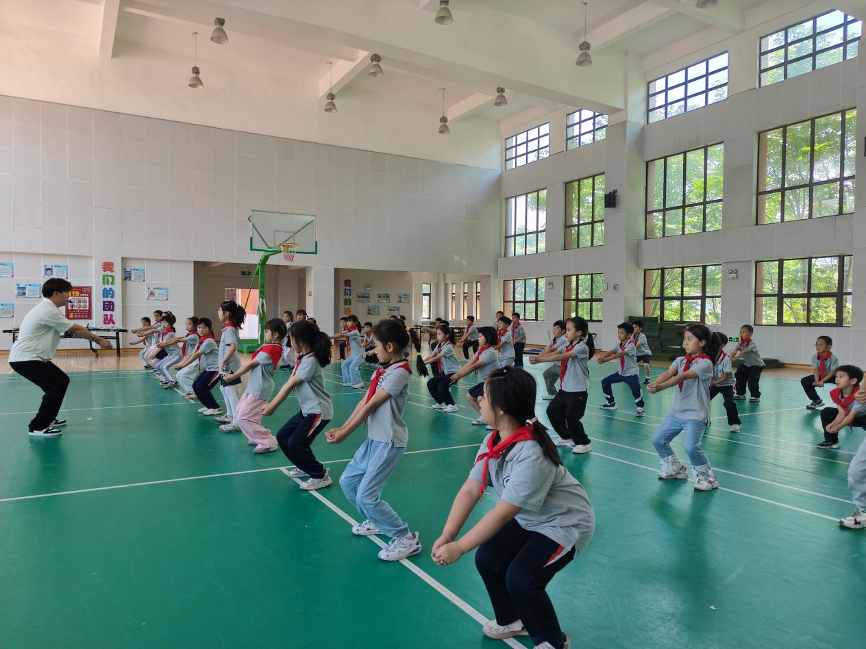 【湖畔·童化课堂】展体育课堂风采，以研促教共成长——体育校本研修之课例探讨（20）_html_m11e68755.jpg