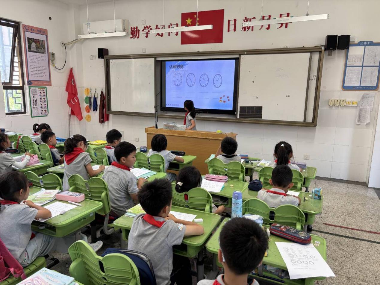 【湖畔·童化课堂】慧眼看时间，巧手来实践——数学校本研修之课例研讨（270）_html_m27d8d852.jpg
