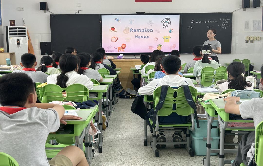 【湖畔·童化课堂】把教育命脉 提复习质量——记六年级英语组校本教研_html_296ff9b8.jpg