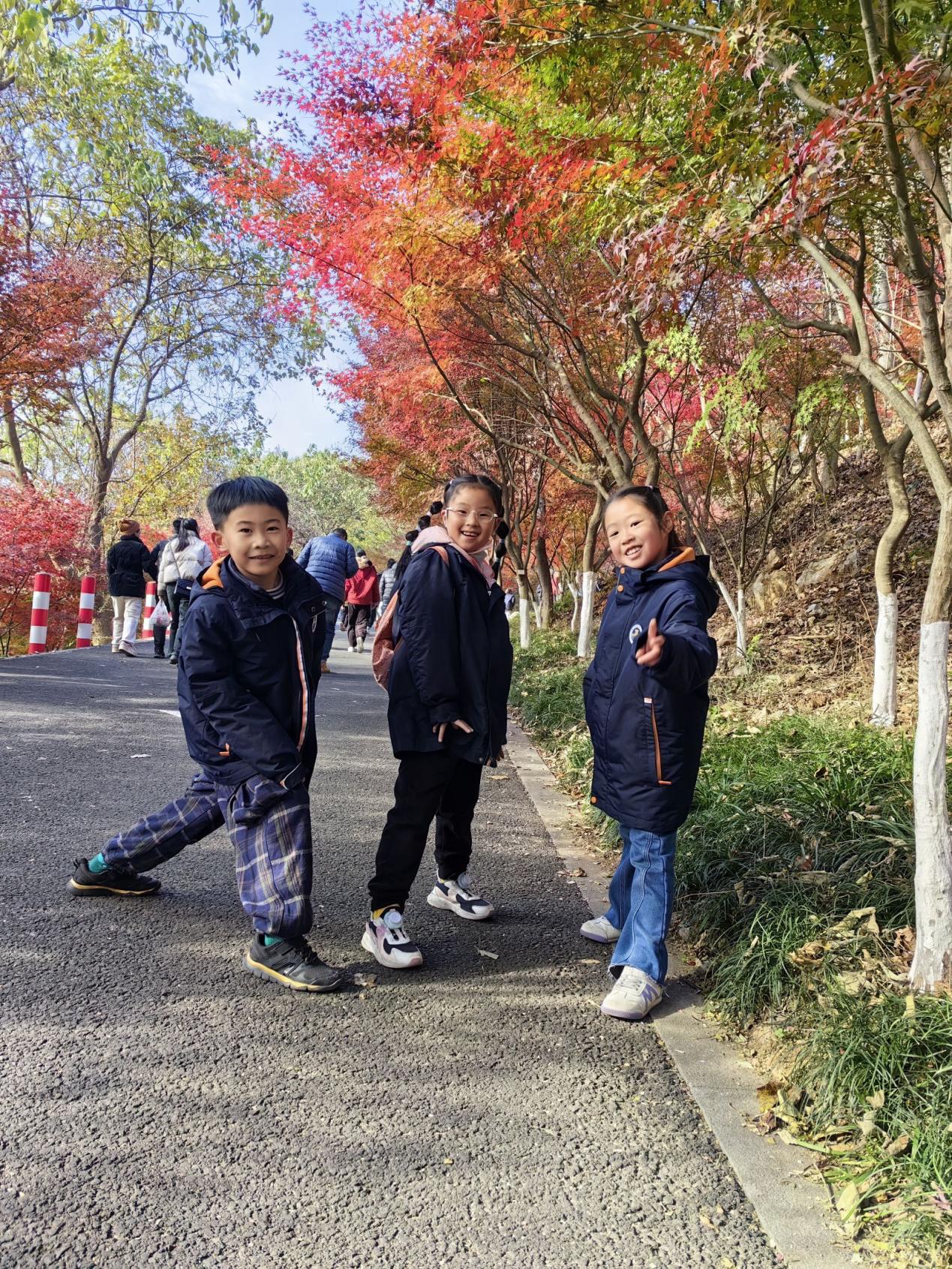【湖畔·红领巾】同游栖霞山，共赏红枫节——记金陵小学（仙林湖校区）2023级5班团建活动_html_19b89315.jpg