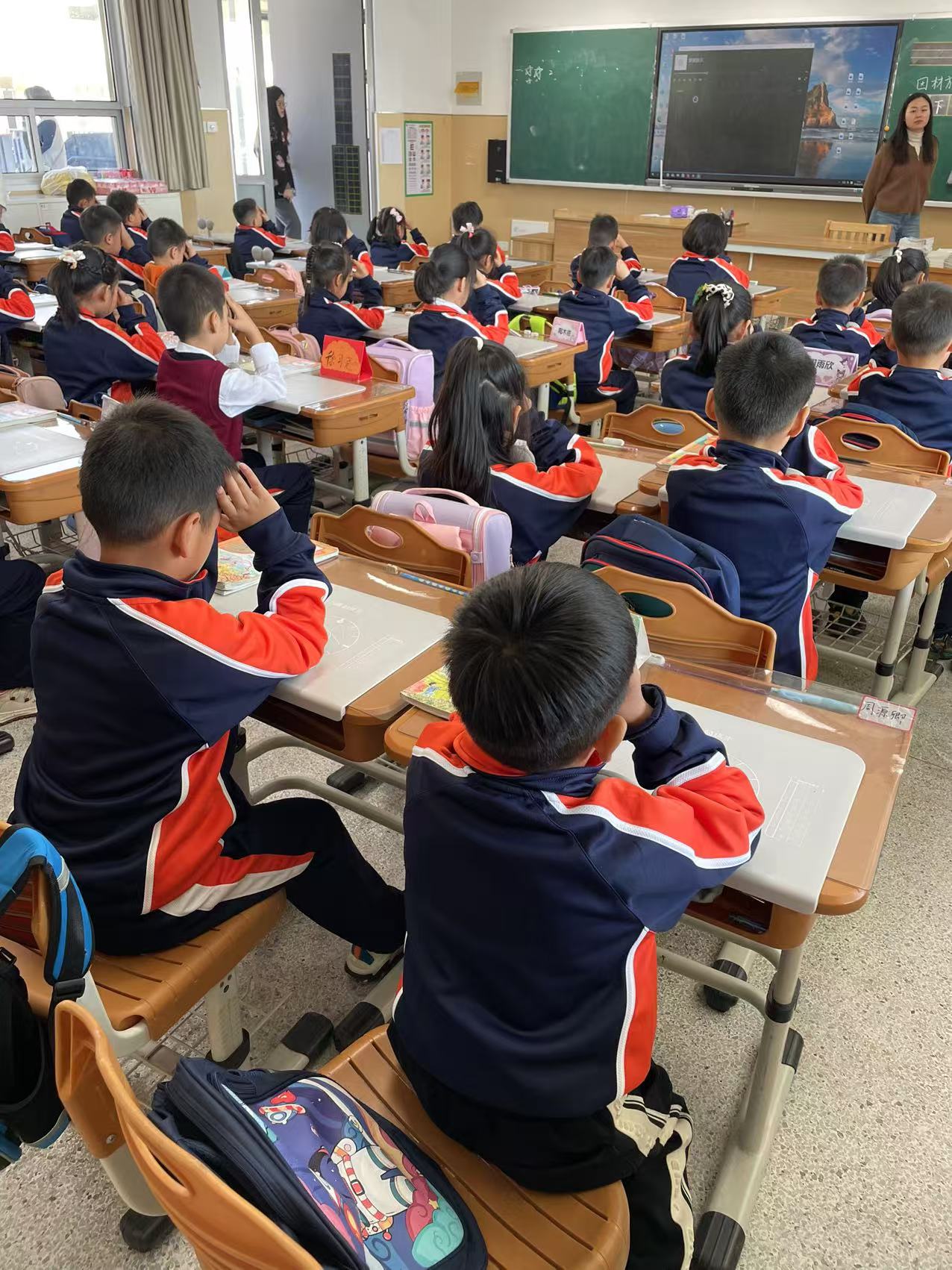 【湖畔·德育研习】交流促提升 聚力共成长——一年级班主任工作会议_html_m1a0d0203.jpg