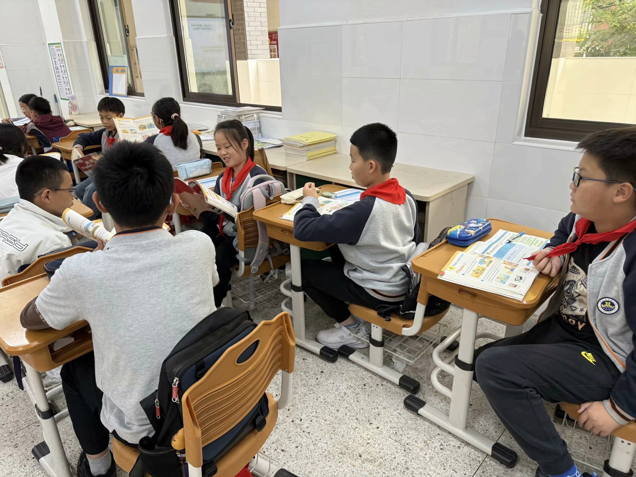 【湖畔·童化课堂】凝“新”聚力，共促成长——记英语组第一次校本教研_html_m4c7649c3.jpg