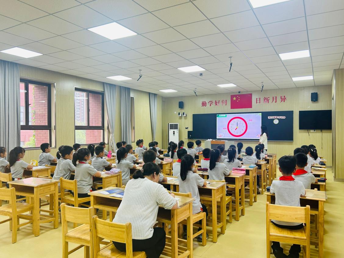 【湖畔·童化课堂】联通生活经验，建立时间量感——数学故事汇之课例研讨（147）_html_m487e246f.jpg