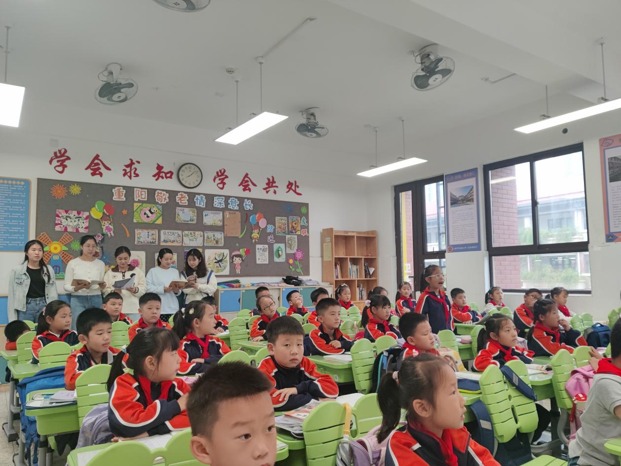【湖畔·童化课堂】绽放温情之花，演绎温暖篇章——记金陵小学（仙林湖校区）二年级语文组教研活动_html_207760b2.jpg