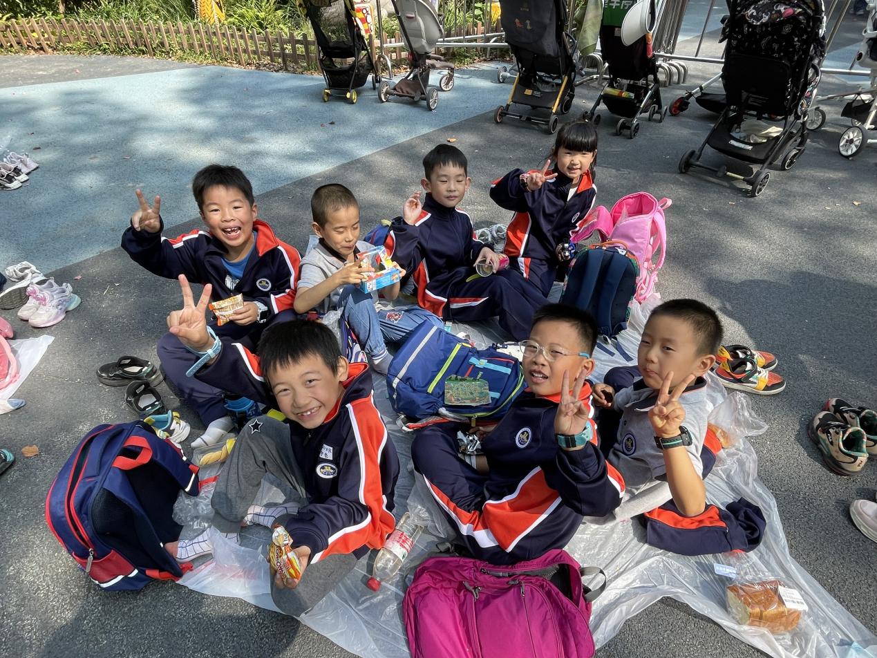 【湖畔•学生活动】秋游红山，乐享自然——记金陵小学（仙林湖校区）一年级秋季综合实践活动_html_m5a585936.jpg