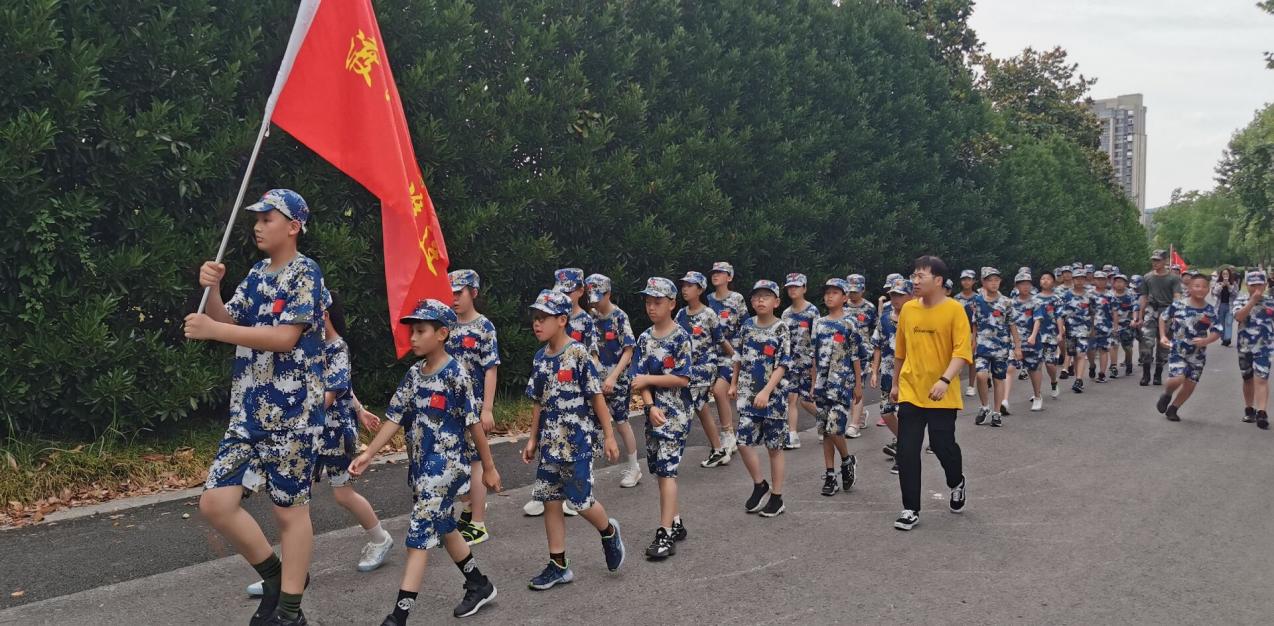 【湖畔光影】挥洒汗水  不负青春 ——2017年学生国防教育夏令营（二）_html_m53fdc5da.jpg