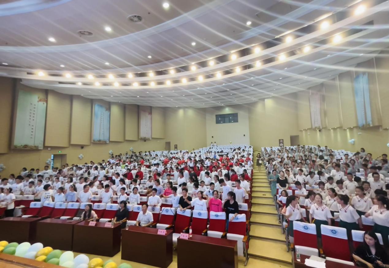 【湖畔光影】不负韶华，筑梦未来 ——金陵小学（仙林湖校区）2016级六年级毕业典礼_html_69461fab.jpg