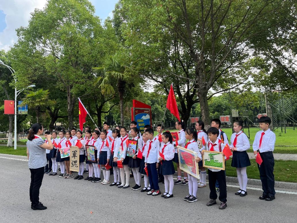 【红领巾寻访】喜迎二十大，共筑强军梦——南京市金陵小学红领巾走进临汾旅共庆“八一”建军节活动_html_216ccaaa.jpg