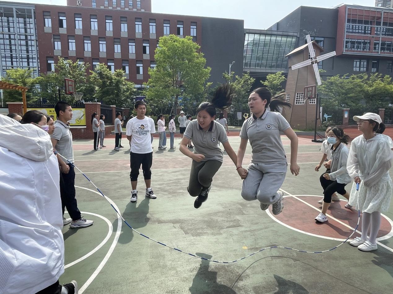 【湖畔光影】凌云赛场，斗志昂扬——第三届体育活动周之“板羽垫球、双人跳长绳比赛”_html_1c27fbda.jpg