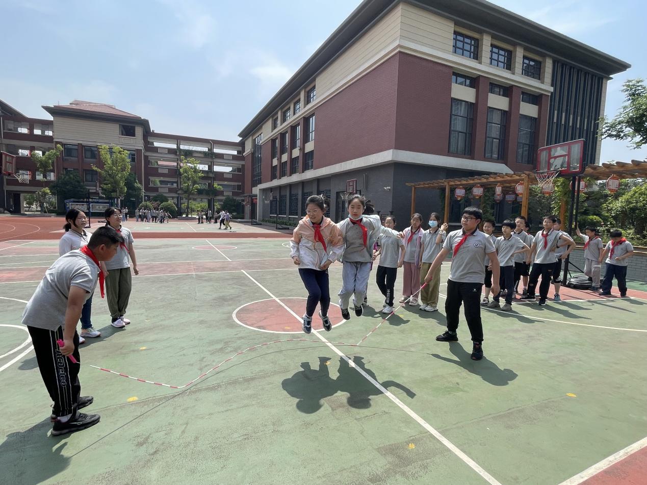 【湖畔光影】凌云赛场，斗志昂扬——第三届体育活动周之“板羽垫球、双人跳长绳比赛”_html_29ca845b.jpg