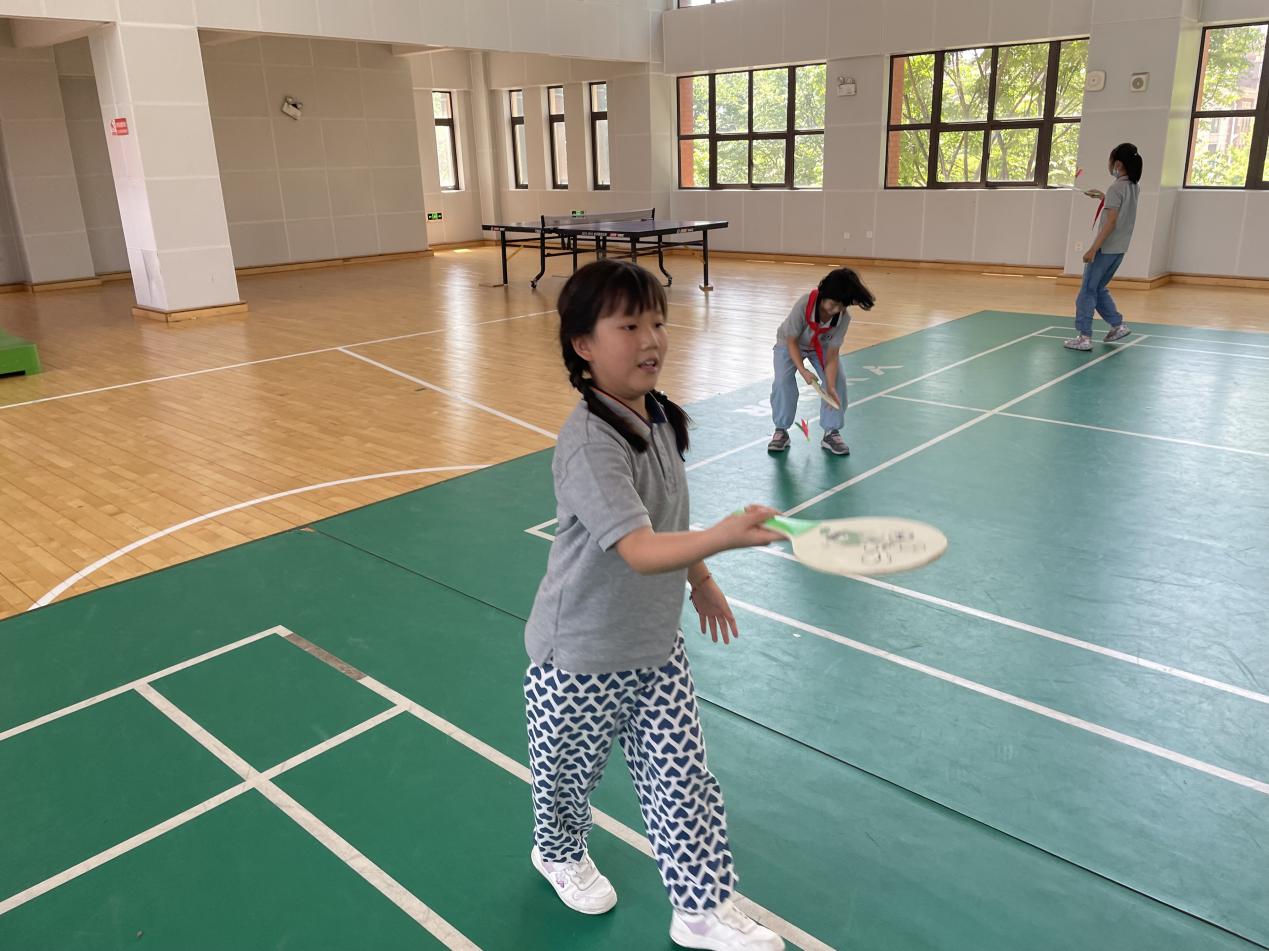 【湖畔光影】凌云赛场，斗志昂扬——第三届体育活动周之“板羽垫球、双人跳长绳比赛”_html_m2b53f668.jpg