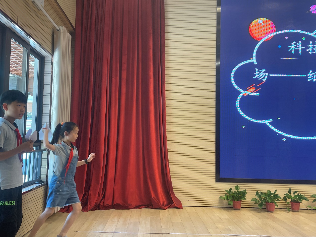【湖畔光影】小小纸飞机，放飞科学梦—记金陵小学（仙林湖校区）之科技活动周三年级专场_html_m3280a6cf.jpg