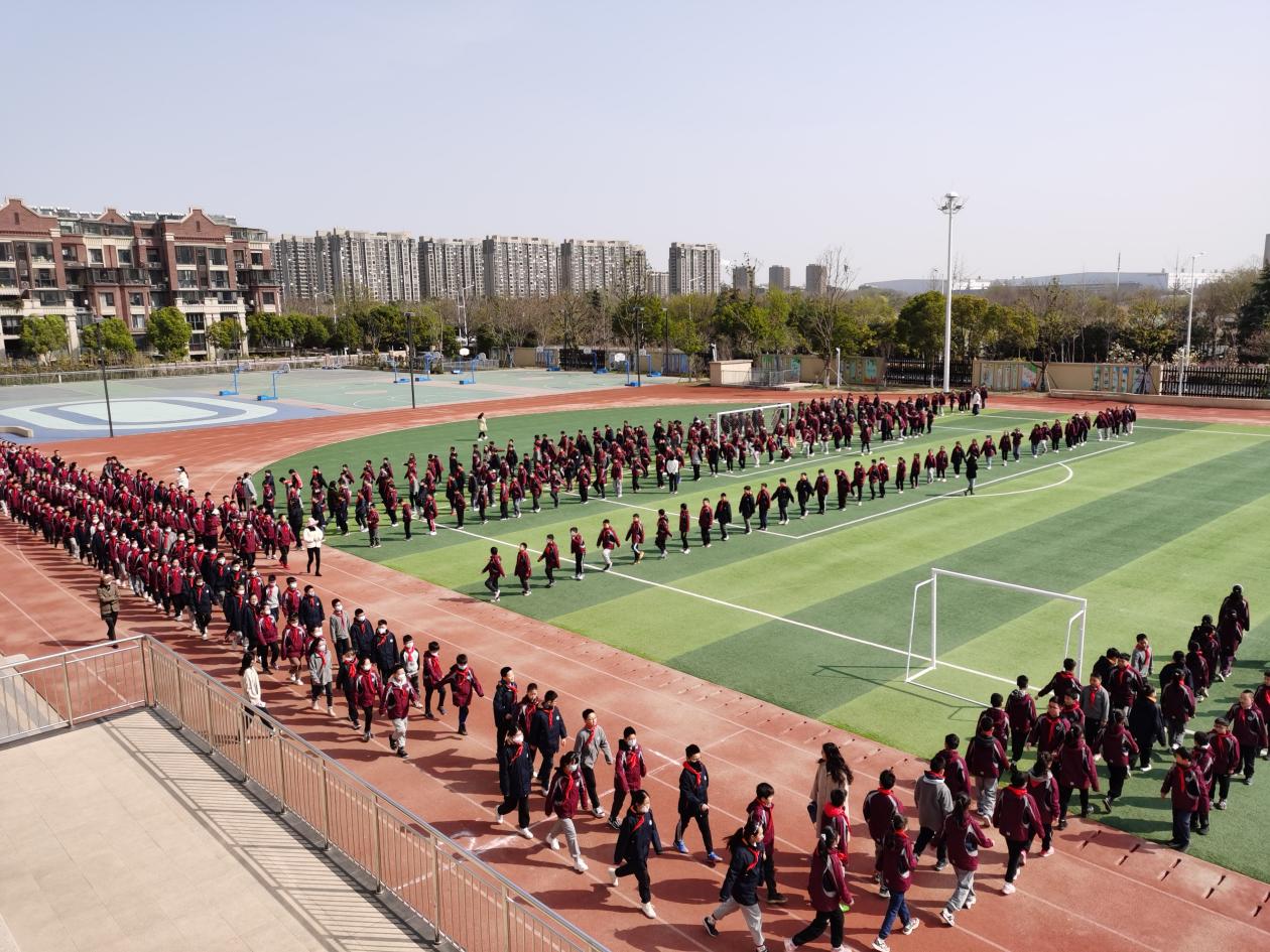 【博学广志】正值青春好韶华，队列队形展风采——金陵小学广志路校区开展队列队形比赛_html_3e1a32dc.jpg