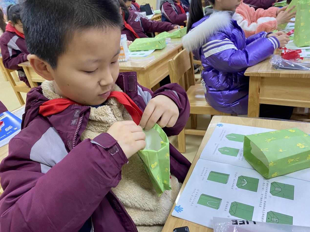【湖畔·童化课堂】巧手课堂赋能成长 同课异构展师生风采——金陵小学（仙林湖校区）劳动主题赛课活动_html_m4c72f1c6.jpg
