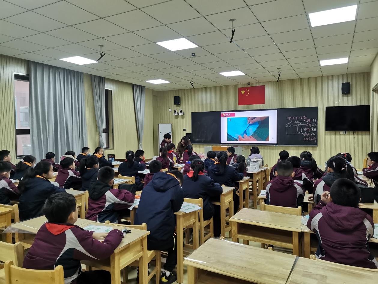 【湖畔·童化课堂】巧手课堂赋能成长 同课异构展师生风采——金陵小学（仙林湖校区）劳动主题赛课活动_html_23476f92.jpg