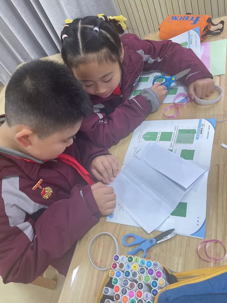【湖畔·童化课堂】巧手课堂赋能成长 同课异构展师生风采——金陵小学（仙林湖校区）劳动主题赛课活动_html_m1d11ea29.jpg