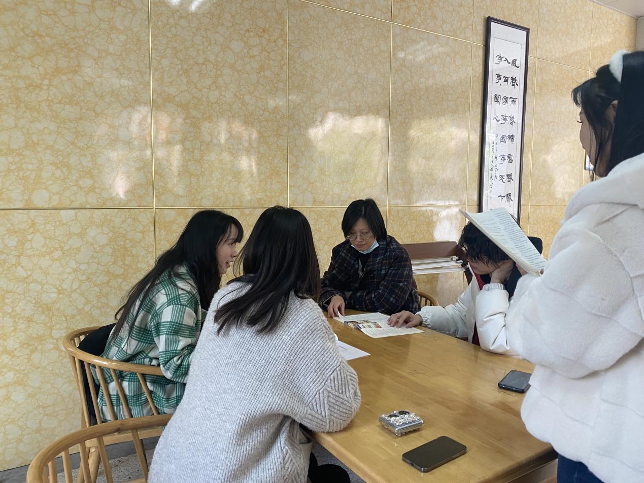 【湖畔·童化课堂】聚力前行新课标 以研促教共成长——记美术组校本研修（3）_html_49137c9a.jpg