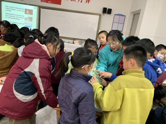 【湖畔·童化课堂】探知地理世界，感受宇宙科学——科学组校本研修之课例研讨（3）_html_m1f09f744.jpg