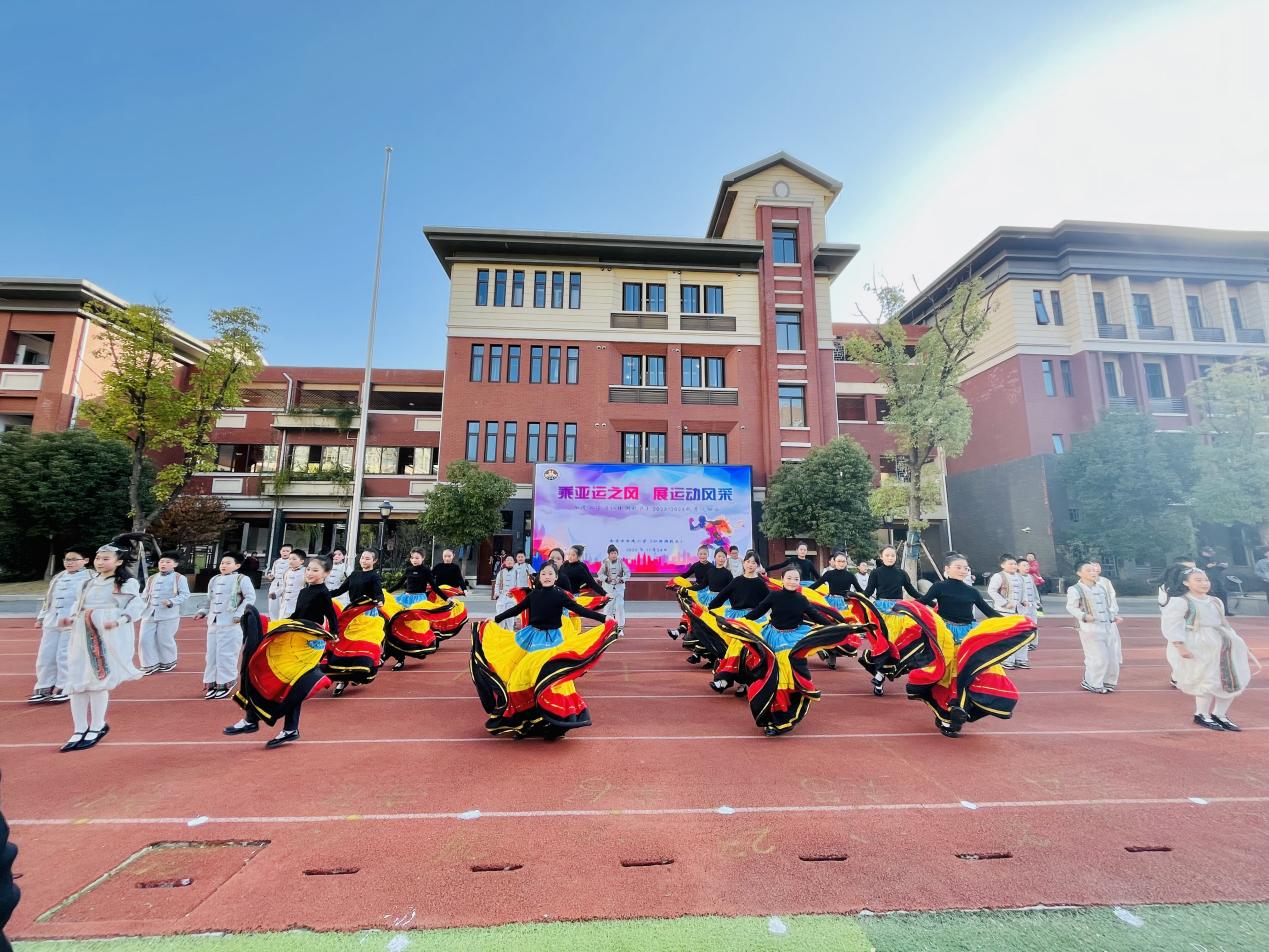 【湖畔·家校共育】“乘亚运之风  展运动风采”——金陵小学（仙林湖校区）2023—2024学年秋季运动会开幕式_html_m7937bceb.jpg