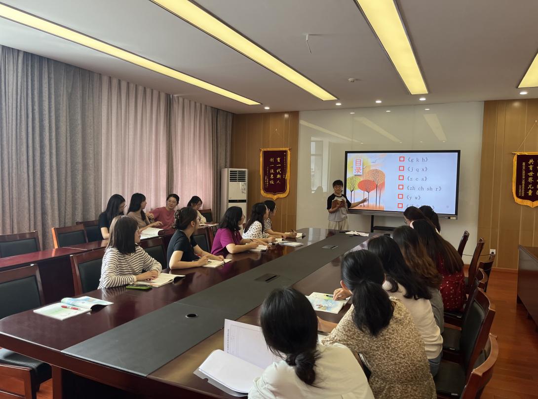 【博学广志】乘坐拼音列车，玩游快乐学堂--金陵小学广志路校区语文组集体备课活动_html_669020e1.jpg
