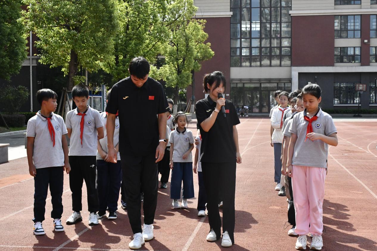 百米飞人挑战速度极限，体教融合共育世界儿童——南京市田径后备人才基地授牌仪式暨校园吉尼斯百米飞人大战活动_html_m6025c98f.jpg