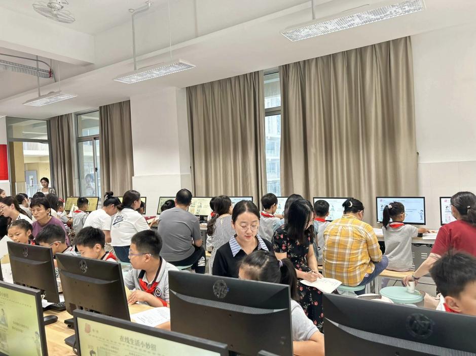 【湖畔·童化课堂】以问题链为导向的大单元教学实践研究——记栖霞区第四周小学信息科技主题课例研修活动_html_5dd19476.jpg