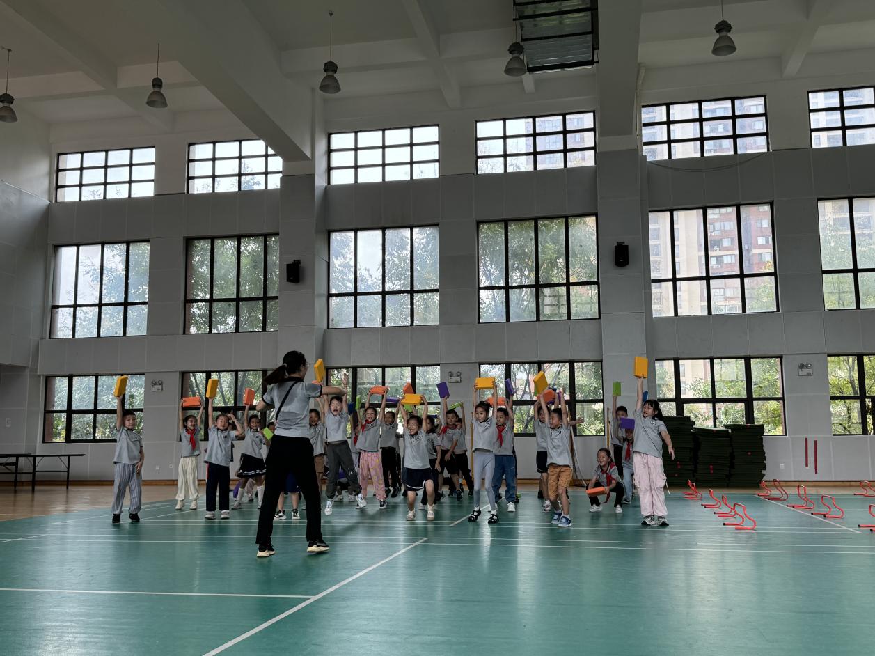 【湖畔·童化课堂】展体育课堂风采，以研促教共成长——体育校本研修之课例研讨_html_2170029c.jpg