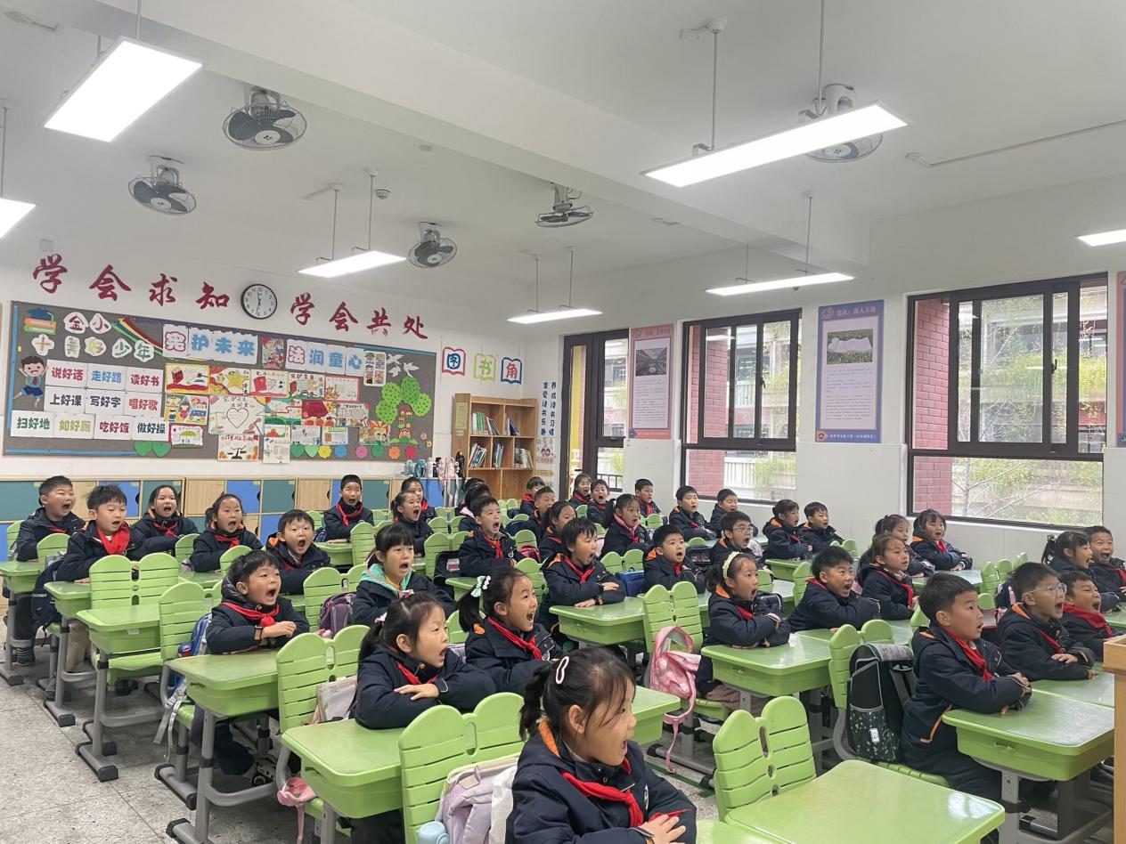 【湖畔·学生活动】学讲创融践宪法 知行合一育新人——金陵小学仙林湖校区宪法活动周掠影_html_35bcafd1.jpg