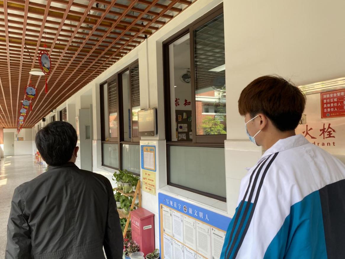 【湖畔光影】责任督学进校园，精准指导保复学——金陵小学（仙林湖校区）迎接复学专项督导(2022.4)_html_49a3f5e.jpg