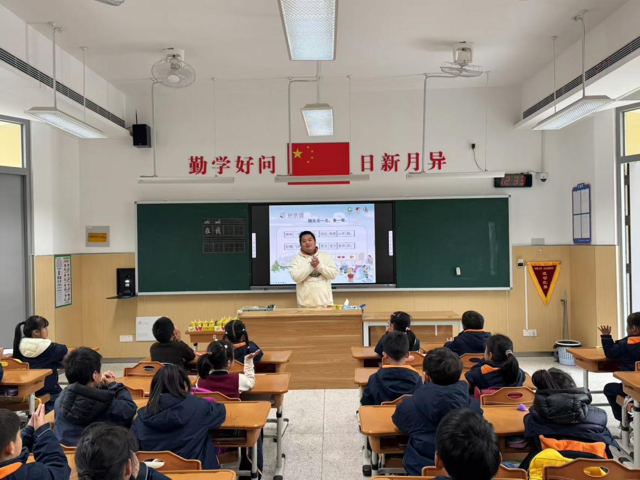 【湖畔·童化课堂】“音”教而美，“研”无止境—音乐校本研修之课例研讨_html_m1dbba359.jpg