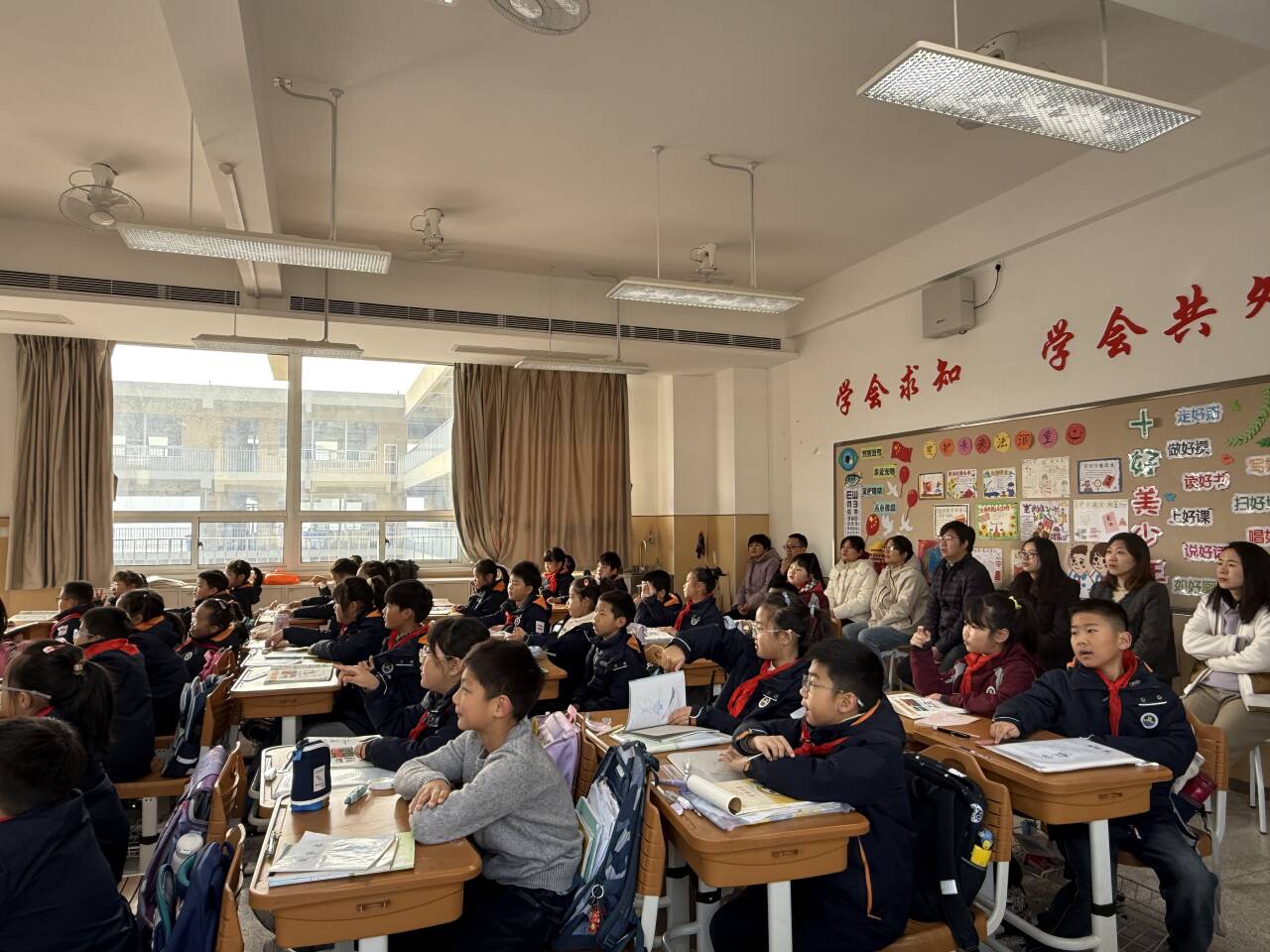 【湖畔·家校共育】共筑教育桥梁，见证孩子成长——金陵小学（仙林湖校区）第五次“家长开放月”三年级篇_html_m7df99c03.jpg