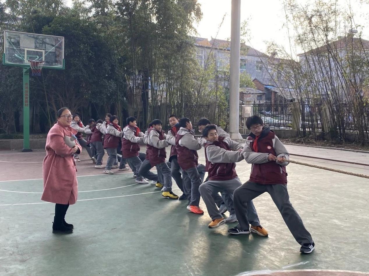 12.18拔河比赛新闻稿_html_1a7d5a1f.jpg