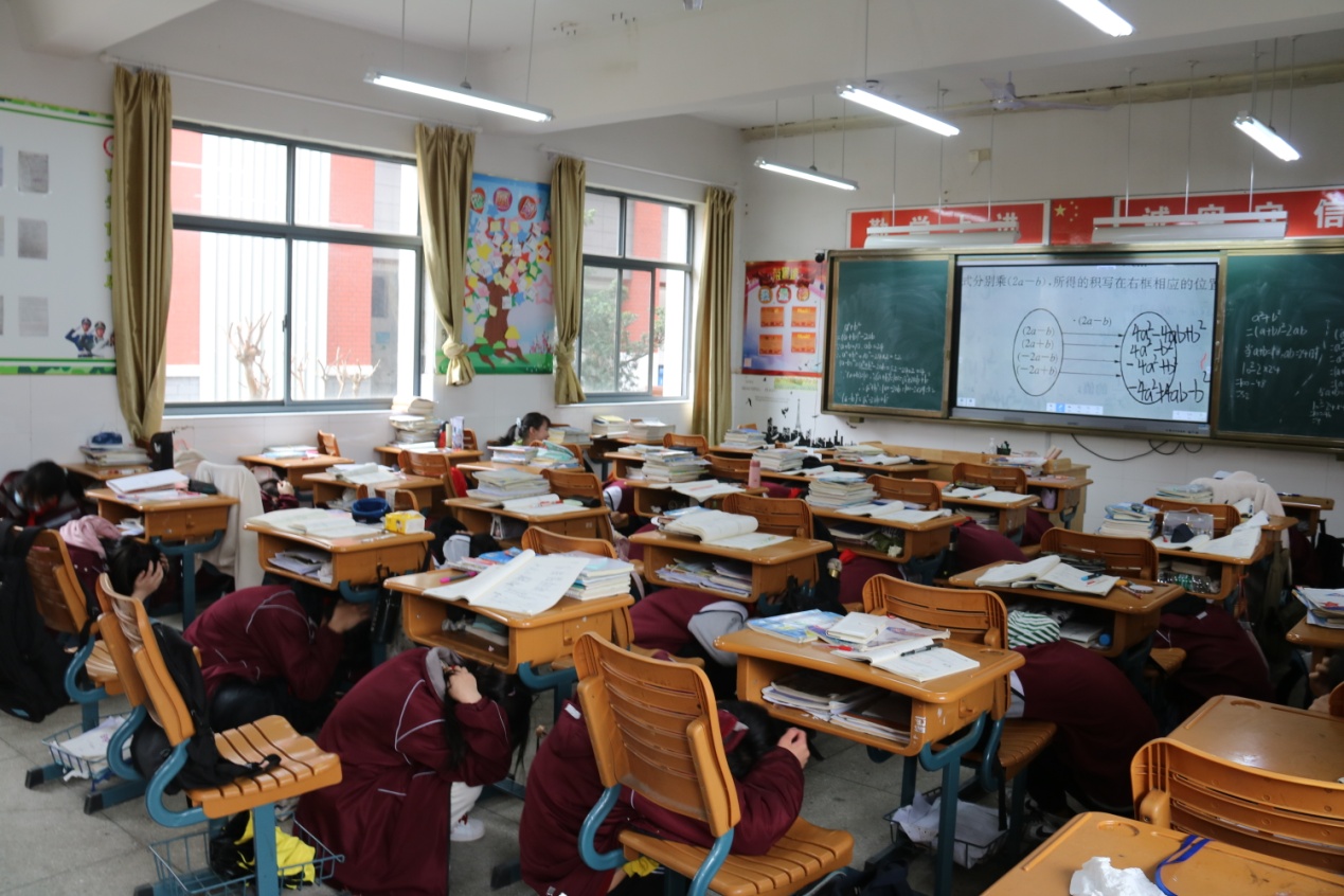 消防疏散演练新闻稿_html_4ec6641d.jpg