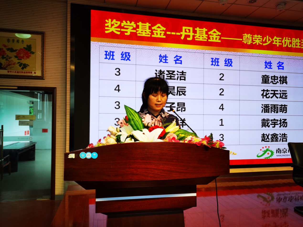 八年级家长会：家校携手  共促成长_html_m7419b086.jpg