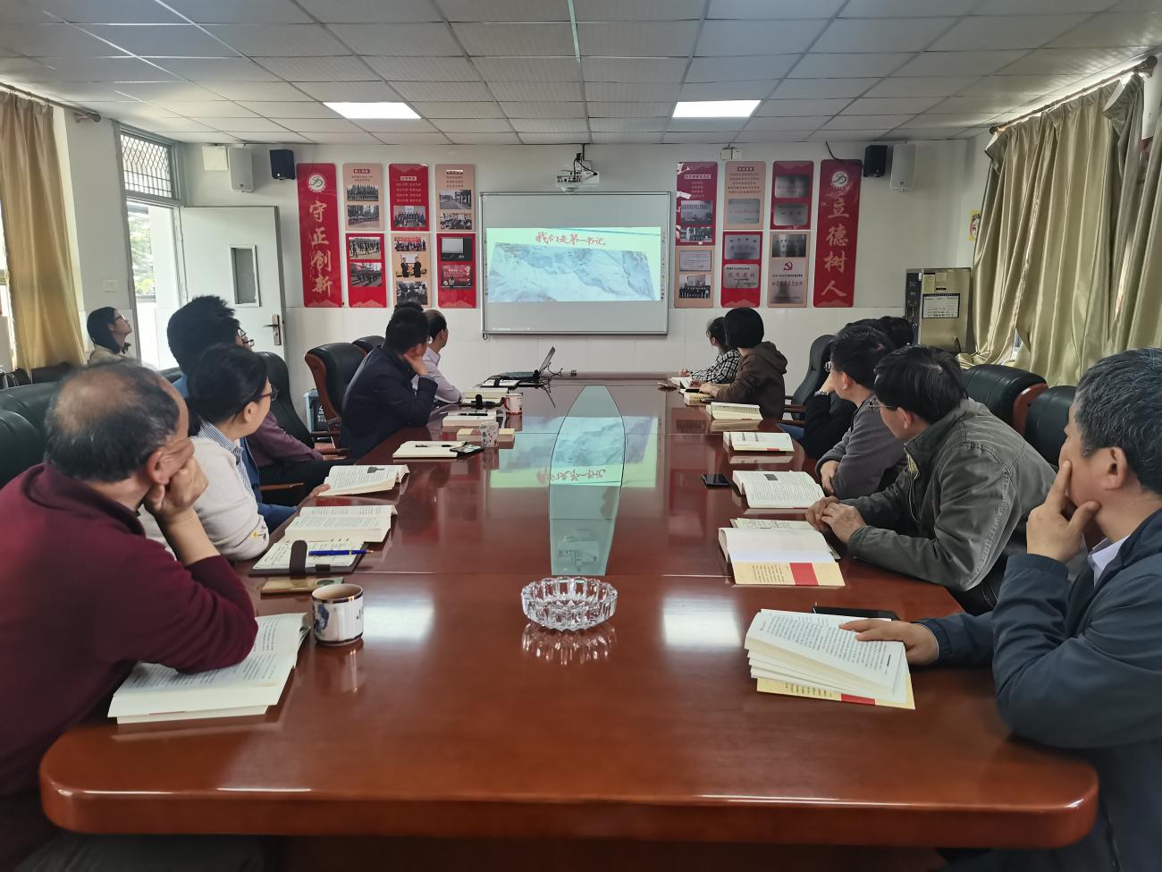 理论学习润初心 党员冬训暖人心——南京市营防中学4月主题党日活动_html_m35206d95.jpg
