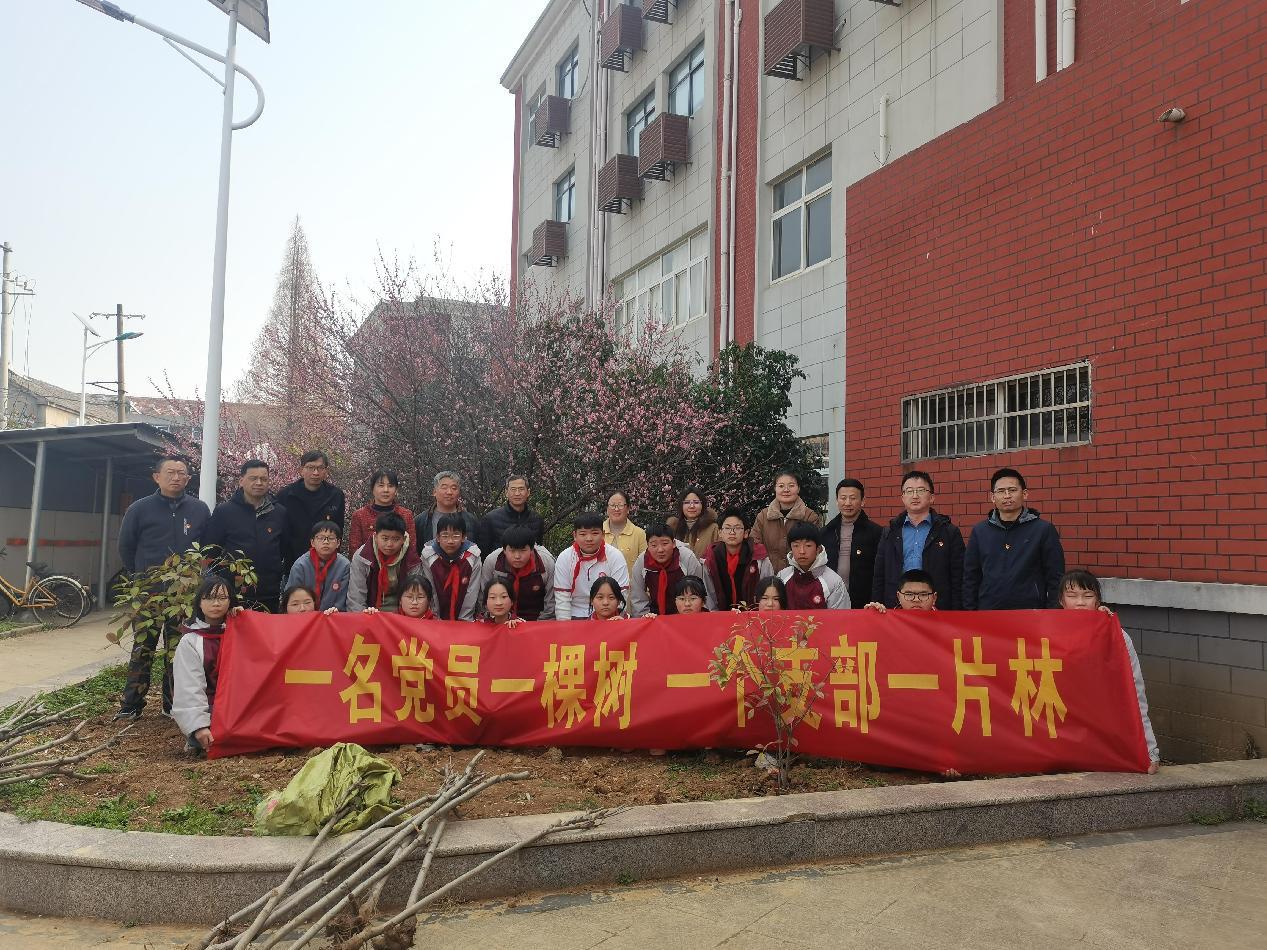 一名党员一棵树 一个支部一片林_html_64f9b5da.jpg