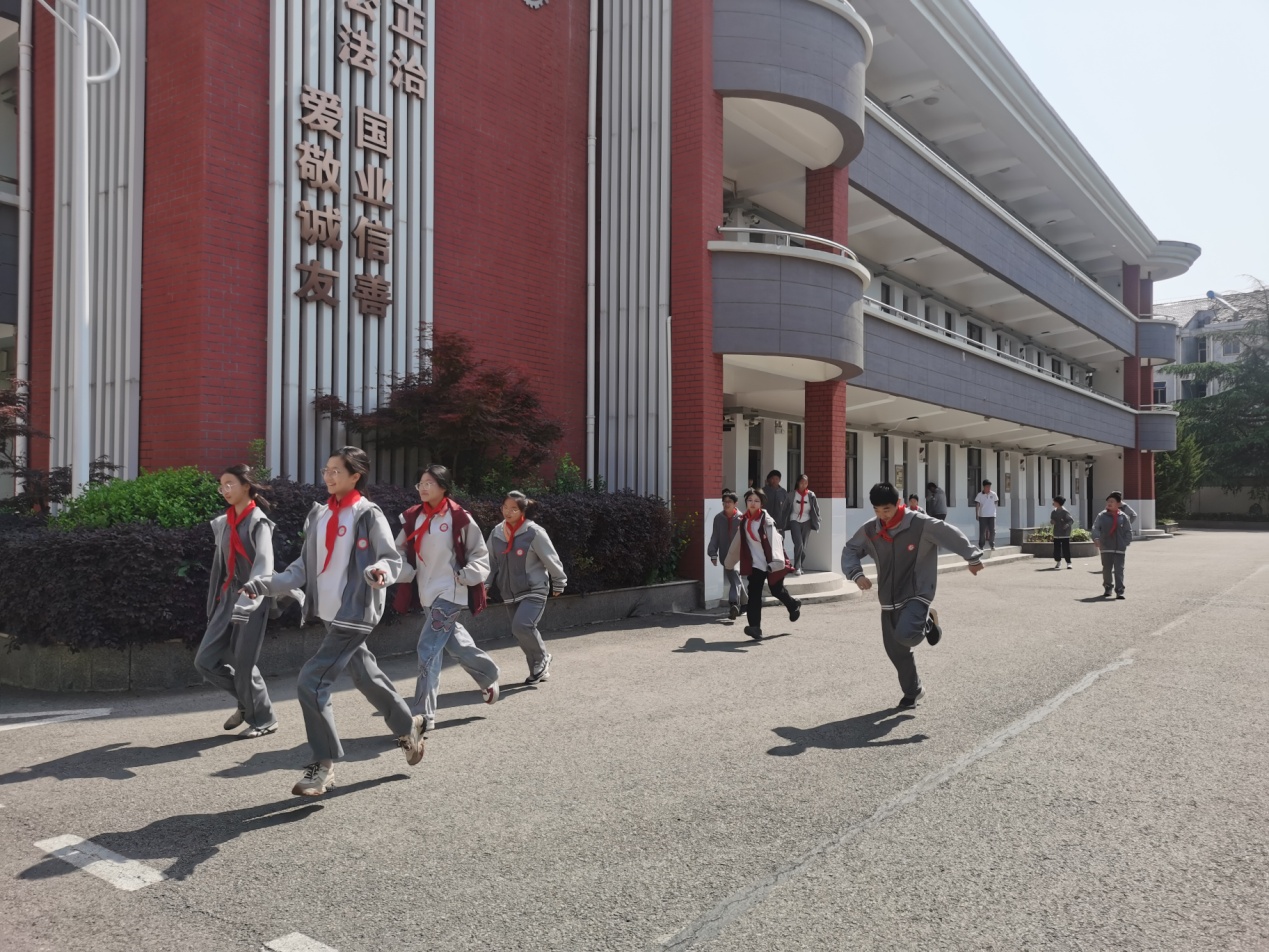 南京市营防中学举行安全教育消防疏散演练_html_12dbd0fc.jpg
