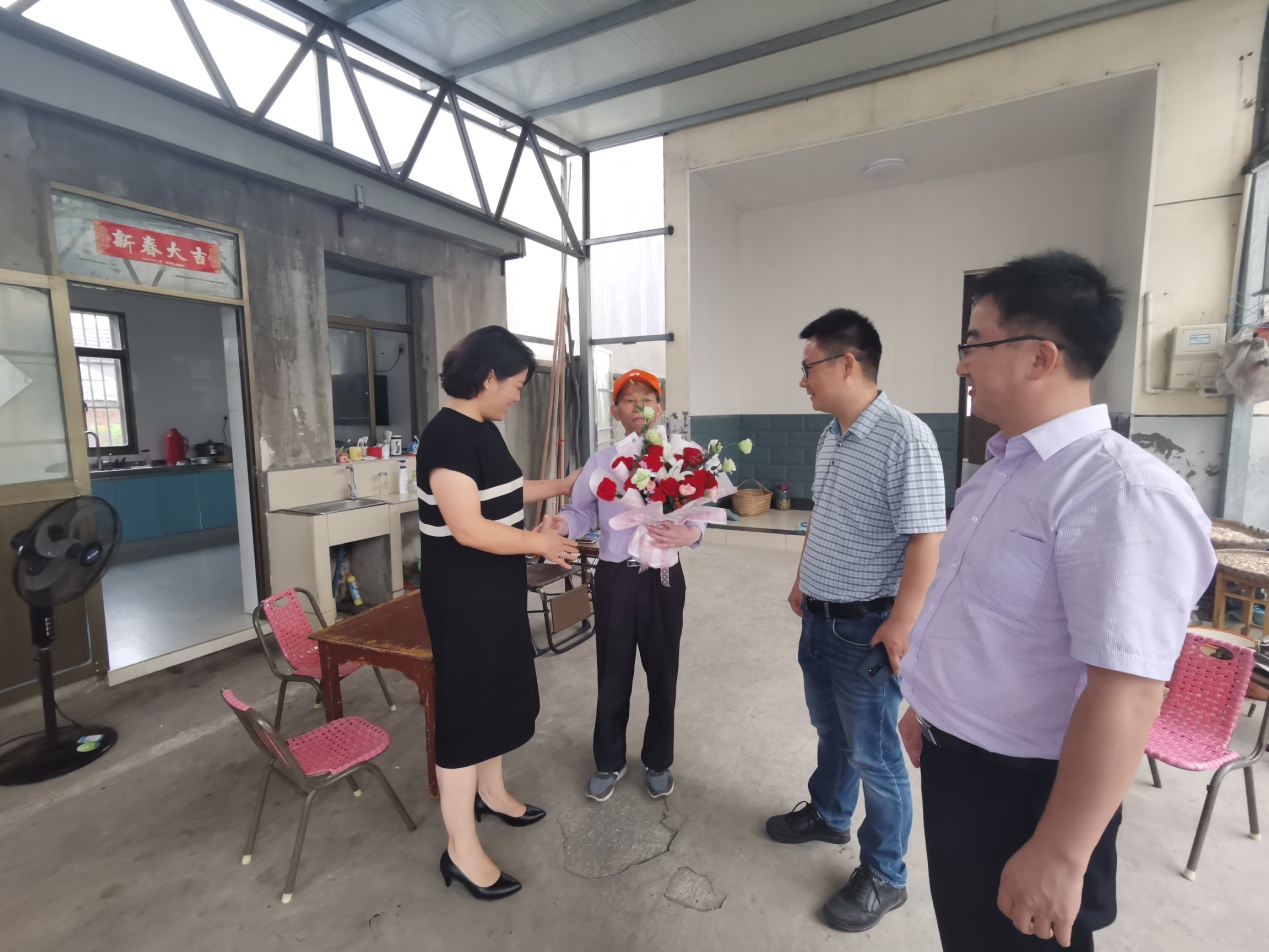 【尊荣营中】情系教育教师  慰问暖心感人  ——龙潭街道工委书记武晓路书记看望慰问退休教师张富贵