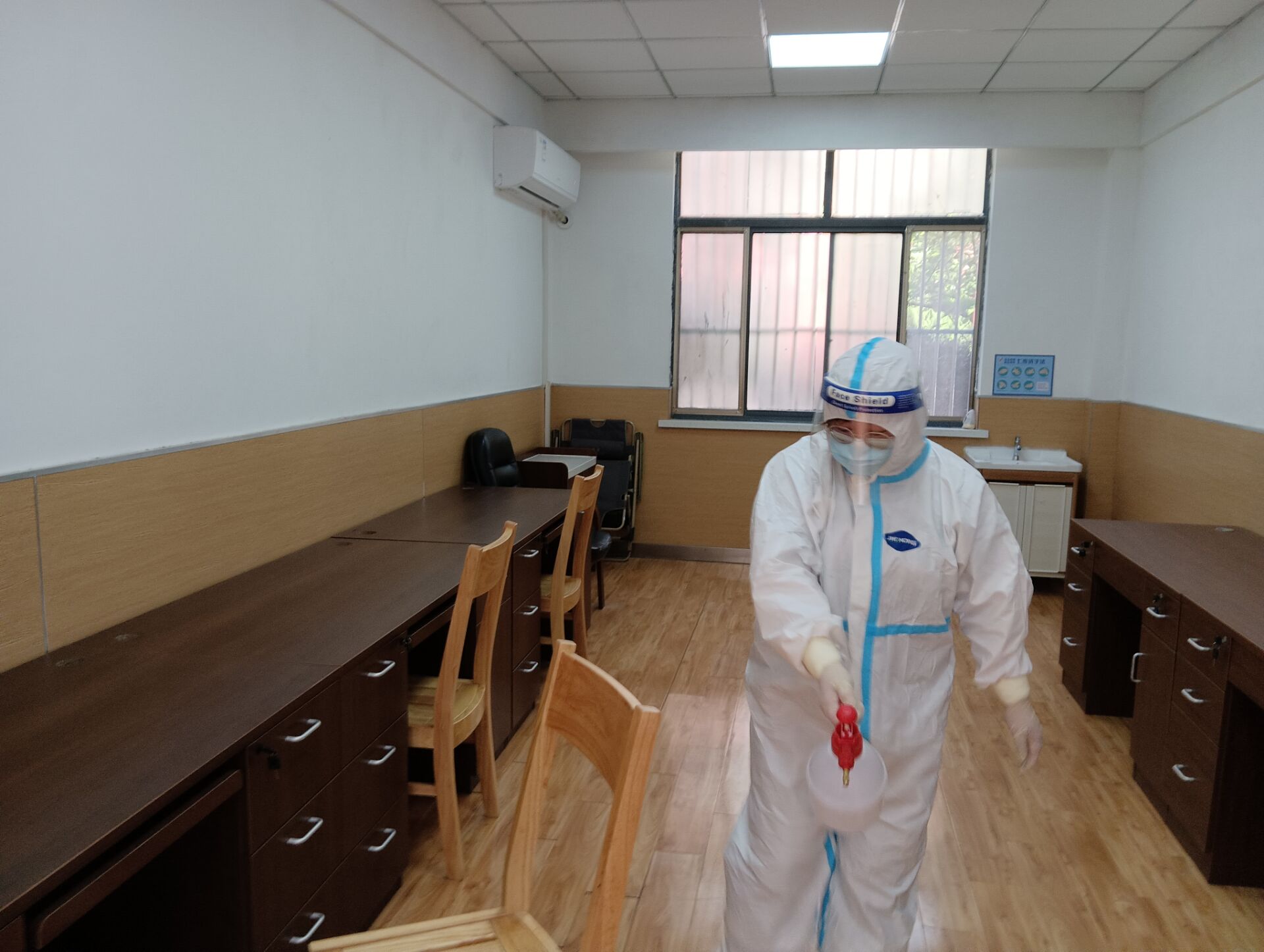 营防中学开展疫情防控应急演练活动(1)_html_169fc72b.jpg