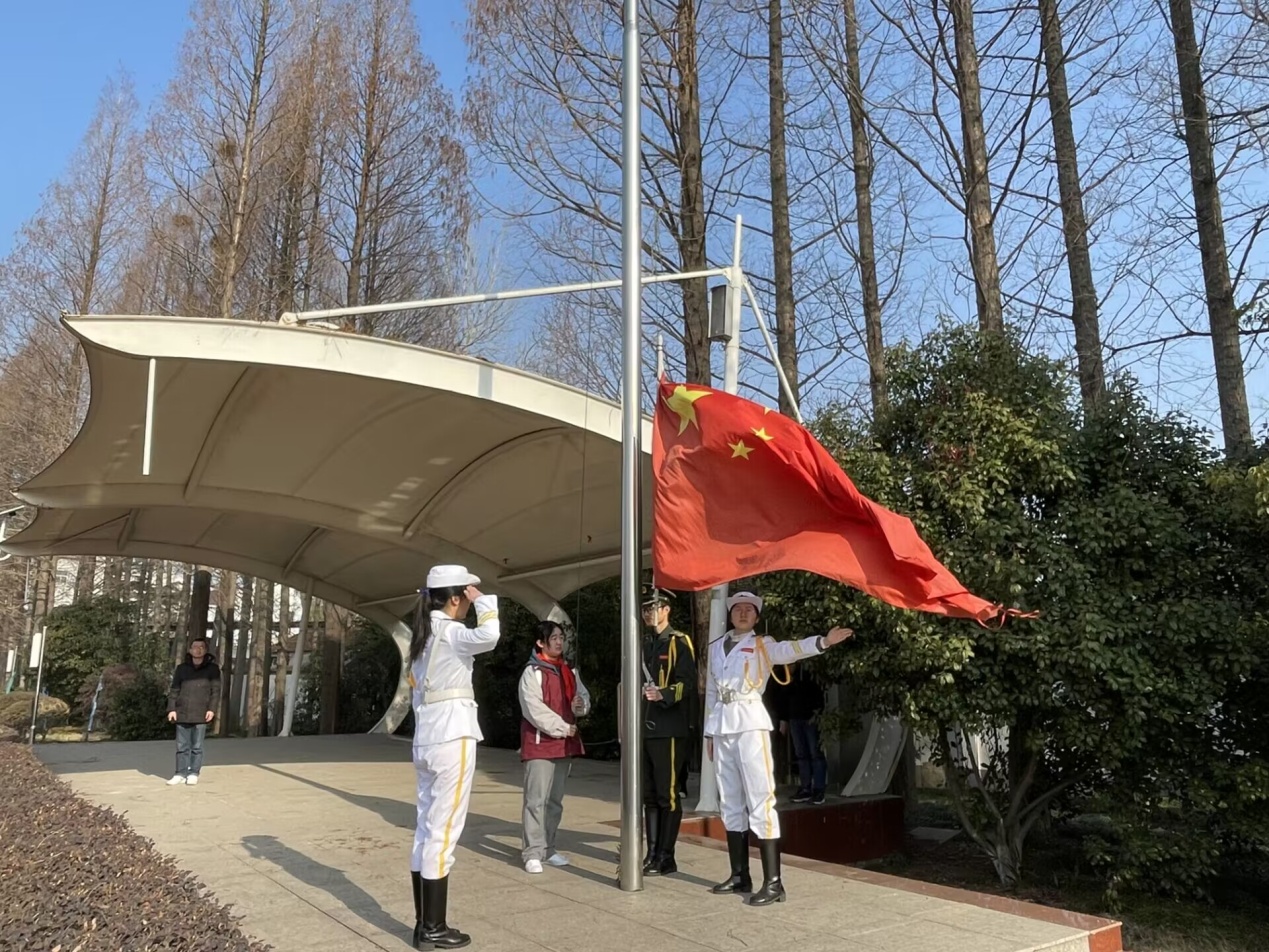 向优秀标兵学习  展尊荣少年风采_html_ef1e1f2.jpg